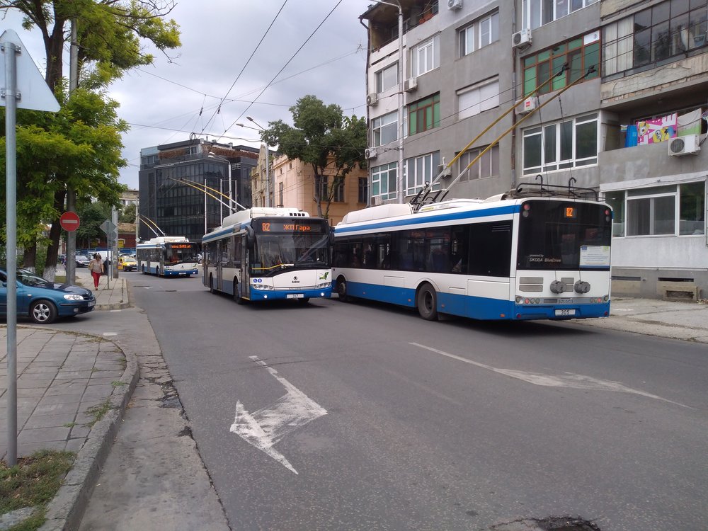  Vyfotit tři trolejbusy současně vyžaduje velkou míru štěstí, trolejbusy totiž ve Varně v krátkých intervalech nejezdí. Zde se sešly dva trolejbusy na lince s trolejbusem, který jel bez cestujících.   