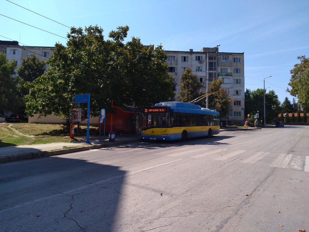  Zastávka x. l. Storgozija na jednostopé trati v severozápadním sektoru města. Trolejbusy oficiálně končí o několik zastávek dříve, nicméně odpočinek si dopřávají obvykle až zde.  