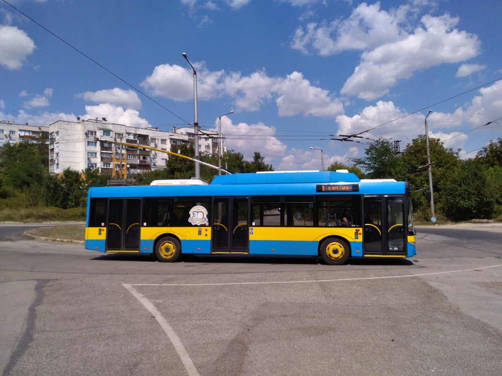  Konečná Družba. Je přístupná severní a jižní trolejbusovou tratí.  