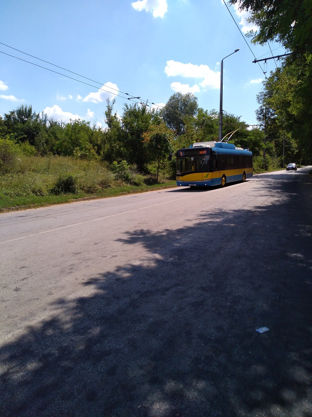  Trolejbus přijíždí na konečnou Družba po jižní trati.  