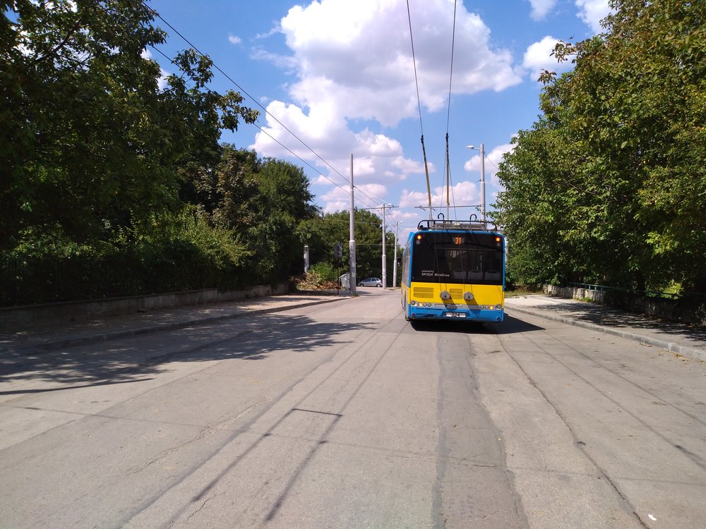  Trolejbus u nemocnice na západě města, na konečné, jež je součástí nedávno vybudované trati. (4x) 