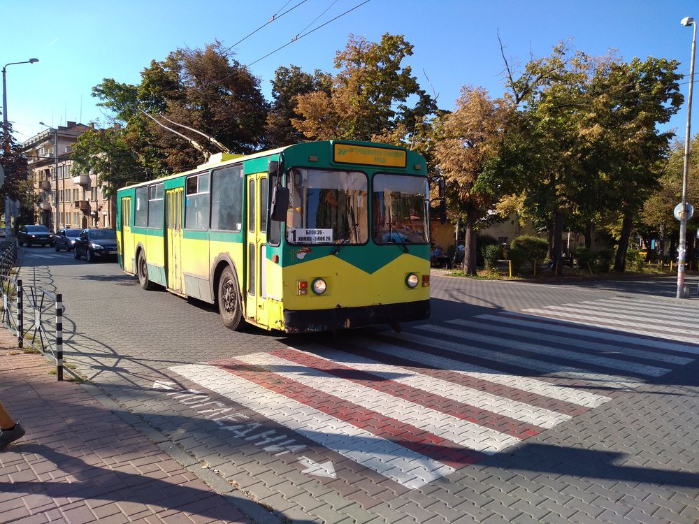 Trolejbus ZiU-682V1А na místním hlavním náměstí Makedonia dne 18. 8. 2019.