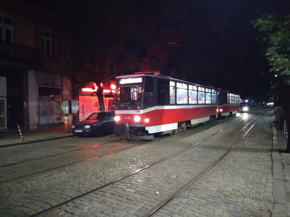 Na závěr i nějaká česká tramvaj... Cestovat tramvají po Sofii v nočních hodinách není kvůli všudepřítomným podivným existencím zrovna doporučeníhodný zážitek.