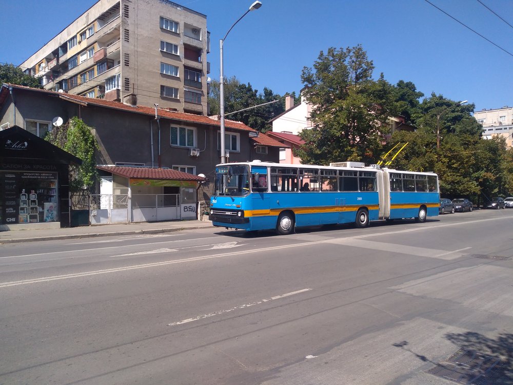 Ikarus 280.92 se prohání v jižní části města dne 20. 8. 2019.