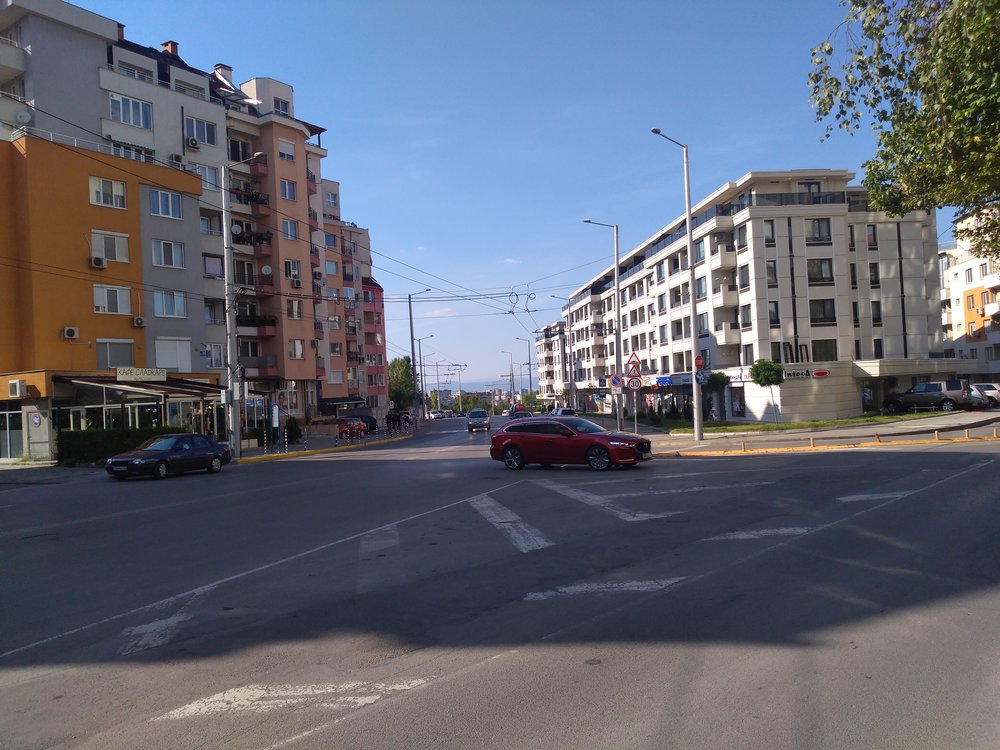  Dva pohledy od konečné Ž. K. Mladost-2 směrem ke konečné Ž. K. Mladost-1 a centru města.  