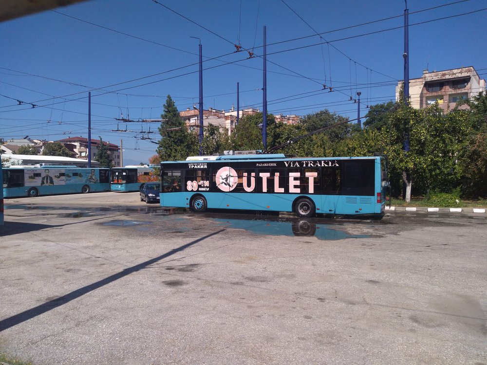 Pazardžický trolejbus LAZ září čistotou po polední koupeli. Místní vozovna nemá myčku, a tak jsou trolejbusy omývány vodou z hadice zaměstnanci podniku.