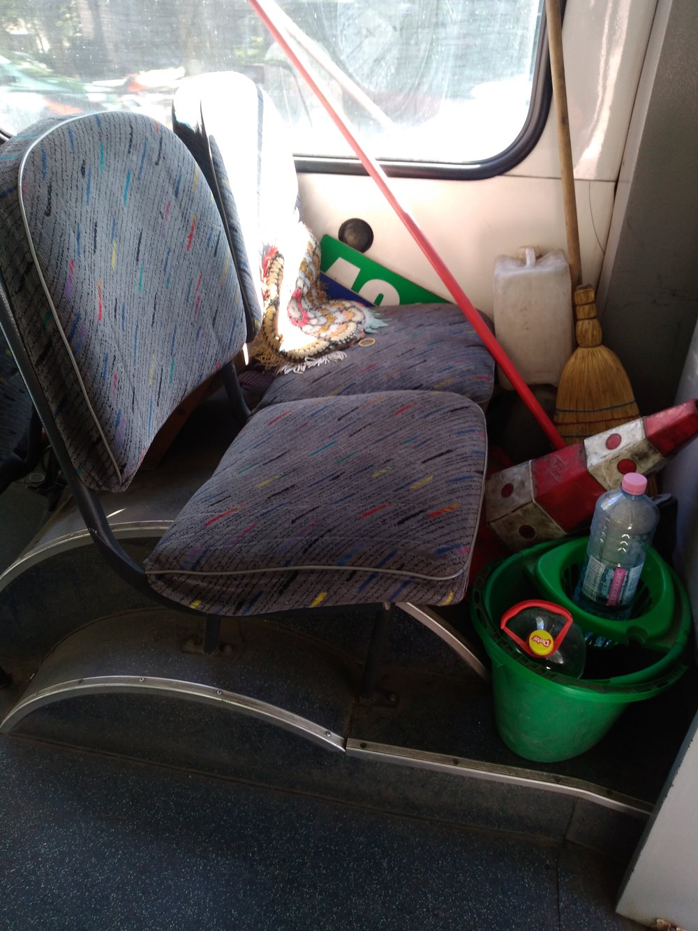  Kužel, kýbl, mop, saponát a další náčiní pro každý případ si vozí trolejbusy s sebou, co na tom, že jsou zabrány hned dvě sedačky. 