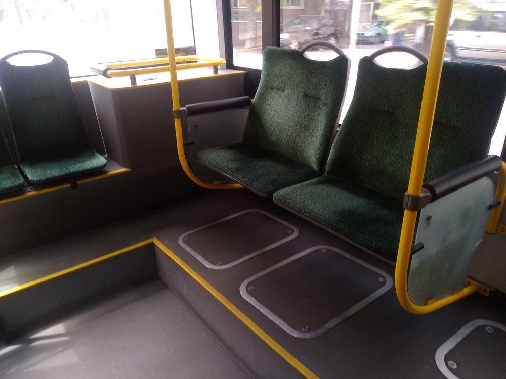 Netradiční uspořádání sedadel v zadní části salónu u 14ks série vozů Solaris Trollino 12 dodané v roce 2015. 