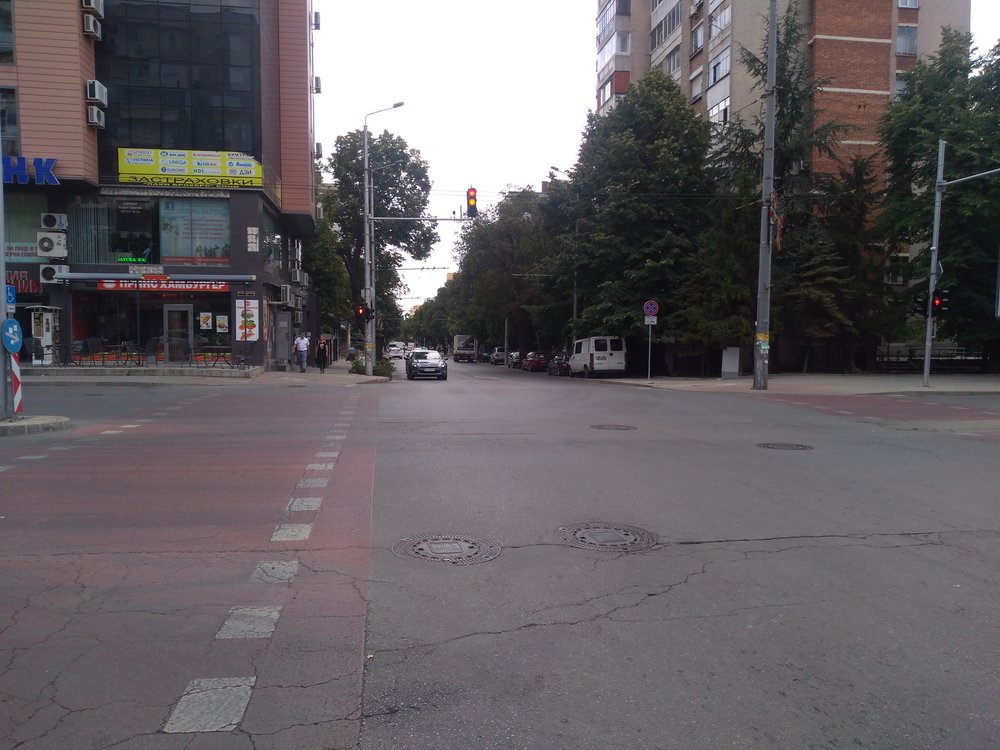  Zde vidíme počátek od ostatní sítě odstřižené trati, která je vedena po ulicích Angel Kănčev a General Gurko (pohled z třídy Car Simeon Veliki). 