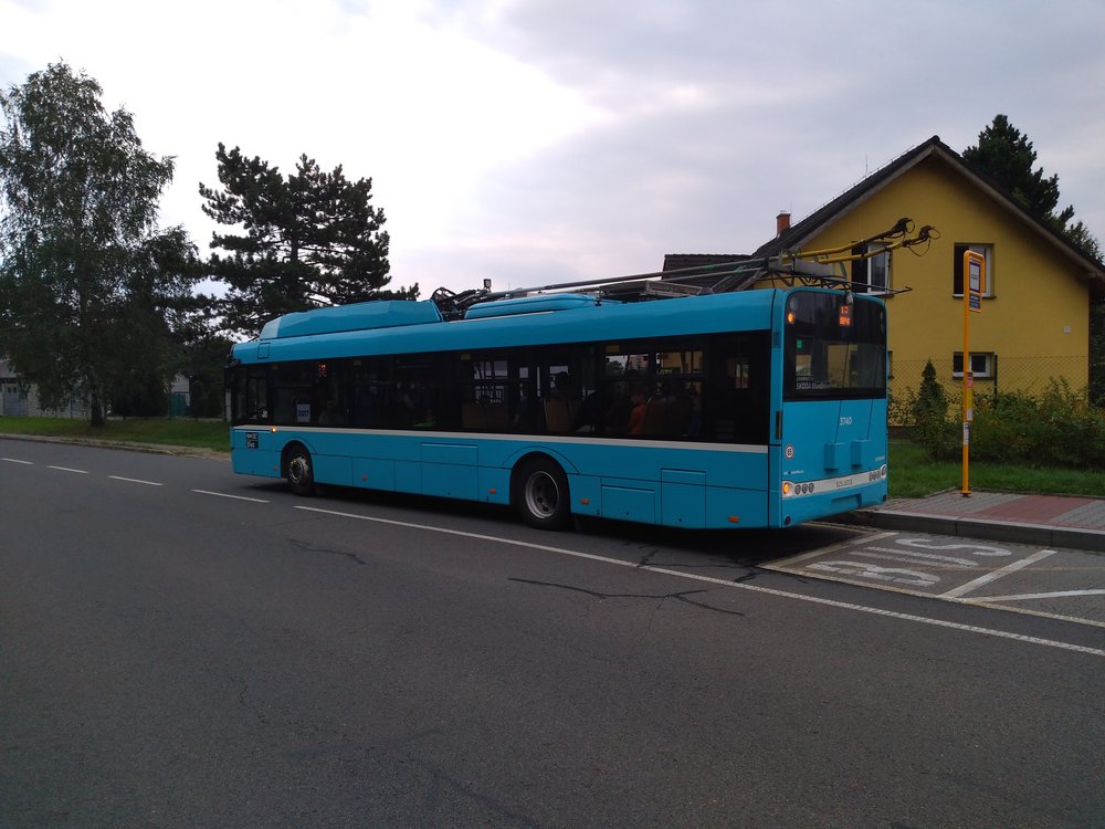 Namísto toho město opakovaně občanům slibuje nijak levnou realizaci tramvajové trati do 7. a 8. obvodu, která ale naráží na odpor některých občanů a jejíž realizace byla už poněkolikáté odsunuta. Parciální trolejbusy jsou přitom moderním řešením vhodným pro bezemisní provoz právě v lokalitách, kde již nyní nepanují velmi silné přepravní proudy a ani do budoucna se nedá očekávat dramatický nárůst pasažérů.