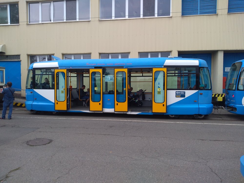 Toto sympatické “vajíčko” aneb vlek typu VV60LF se v Ostravě vyskytuje pouze ve dvou kusech. Na DOD bylo přítomno jen jedno, druhé bylo na lince č. 4.