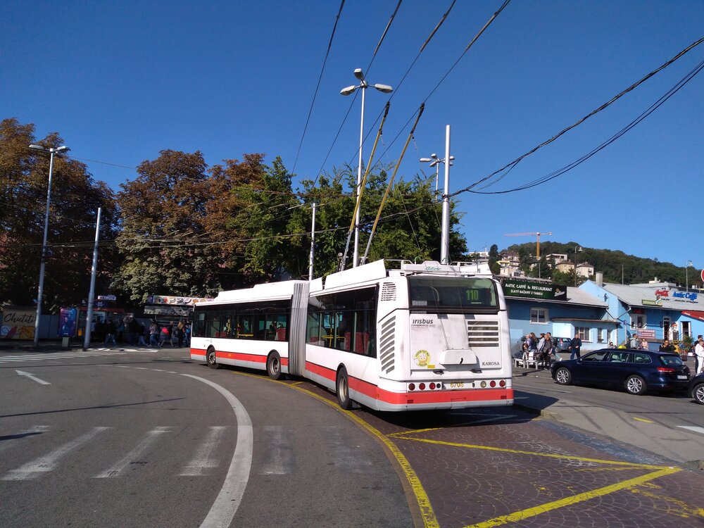 Trolejbus krátce pauzuje u vlakového nádraží.