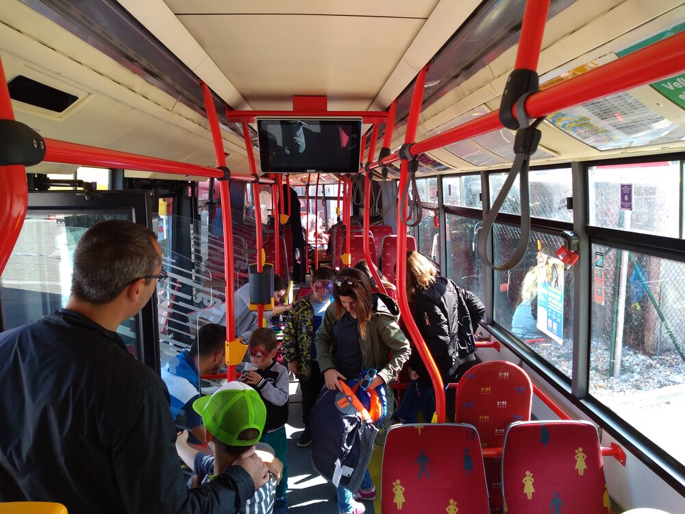 Ve “Veselém autobuse” se bylo možné pomalovat. Překvapivě z vozu odcházely ozdobené nejen děti, ale i někteří jejich rodiče.