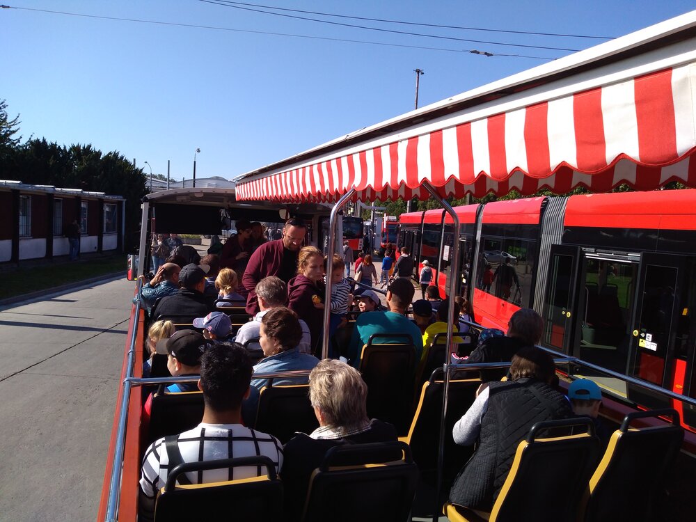Jako na safari! Jen namísto živé zvěře obdivovali návštěvníci z cabrio busu různá vozidla MHD.