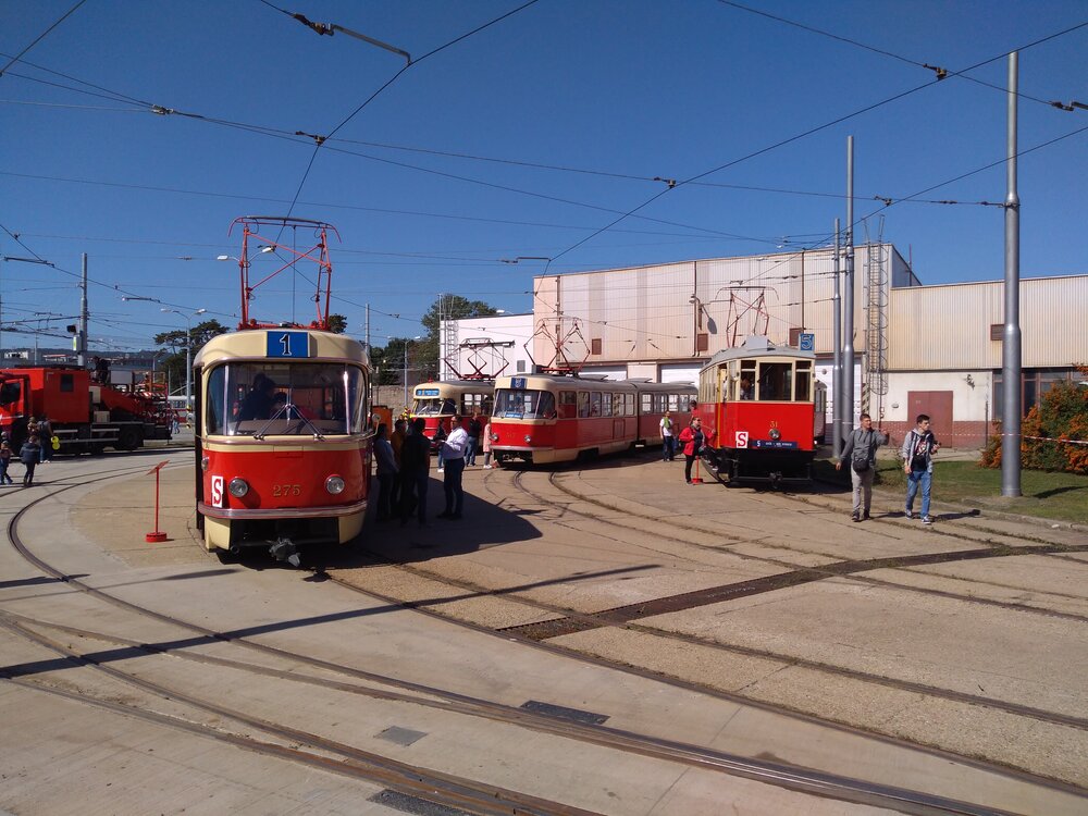 K těmto tramvajím ovšem museli dojít pěšky, přímo sem silnice totiž nevede.