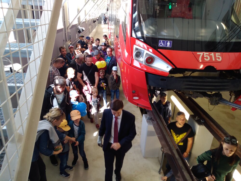 Prohlídkovým kanálem pro tramvaje provázel elegantně oblečený Vladislav P., který malým i velkým osvětloval podrobnosti i banality ohledně údržby tramvají. Jedinou nevýhodou jinak skvělého výkladu byla jeho slyšitelnost – kdo stál opodál, ten zachytil sotva pár slov, nicméně našli se výjimečně i tací, kteří se prošli kanálem pro jistotu dvakrát.