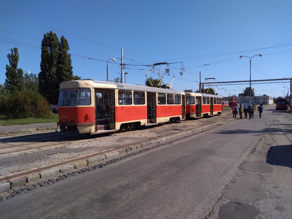 I výprava tramvají na linku deset měla svůj řád co do skladby vozidel.