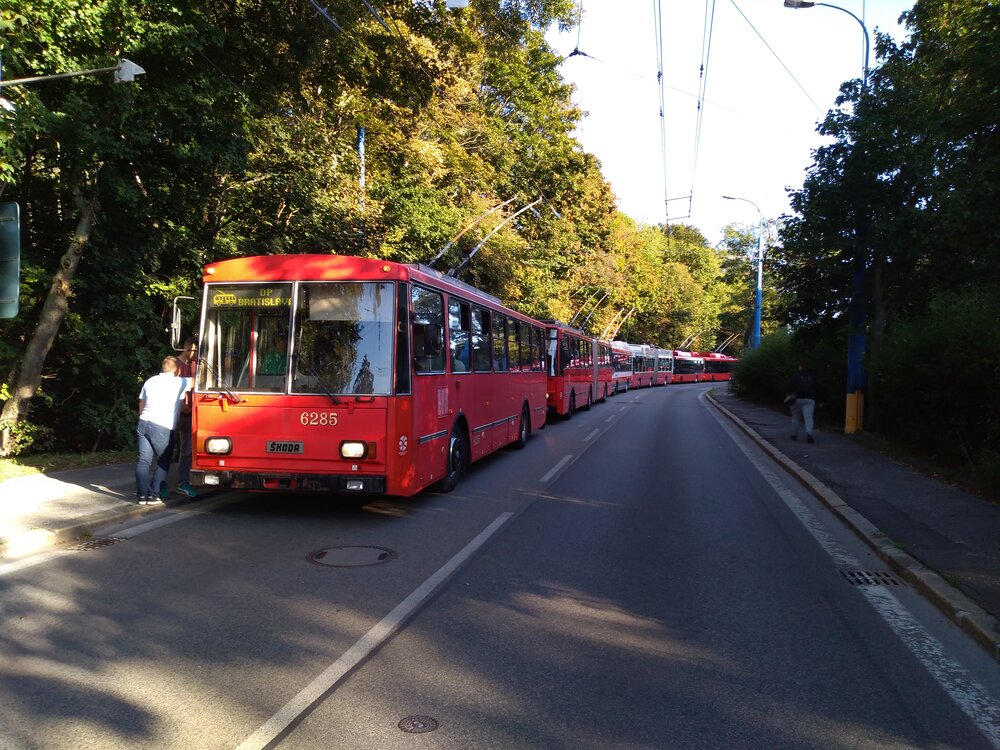 Všechno jde, když se chce. U vozovny Hroboňová, kde měla většina vozidel konvoje končit, se nakonec sjely skoro všechny trolejbusy. Kam tak nutně musely odjet první vozy v konvoji, zůstává neznámou.