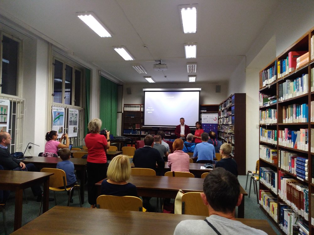 Začátek páteční přednášky. Čelní představitel DPO dorazil v doprovodu ještě jedné osoby z podniku, která zodpovídala především “vývojářské” dotazy a na snímku není zachycena.