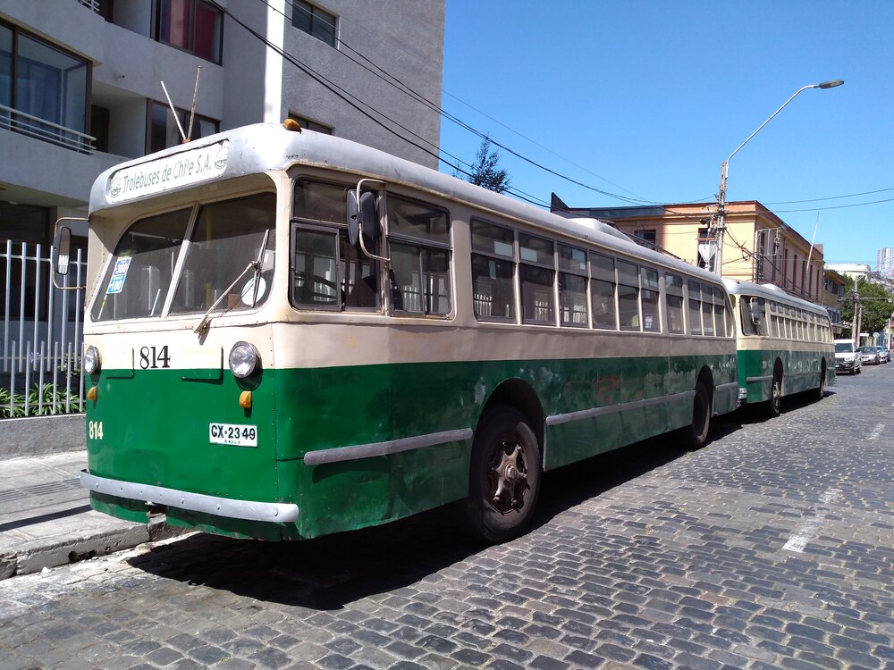 Trolejbus ev. č. 814 odpočívá před vozovnou. Momentálně je vůz mimo provoz, protože je na technické revizi, která s sebou nese i výměnu některých komponent. Jakmile ale bude revize dokončena, vrátí se opět do provozu a bude vozit cestující dále. Snímek je z 26. 12. 2019. (foto: Vít Hinčica)