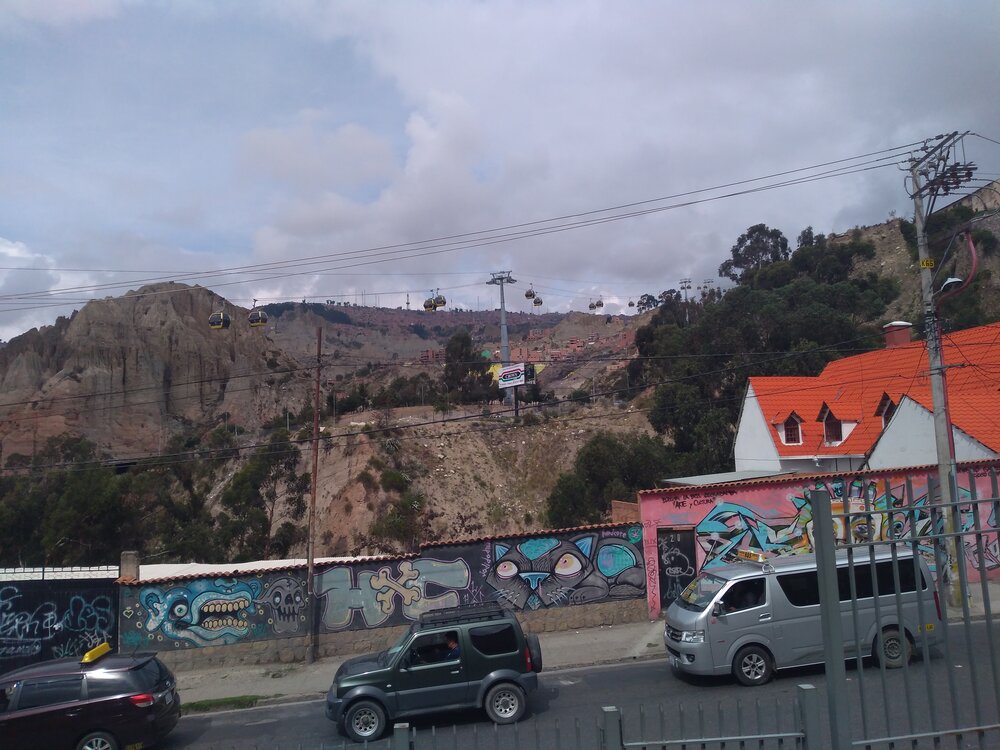  Při příjezdu do stanice Chuqui Apu jde po pravé straně vidět žlutá lanovka.  