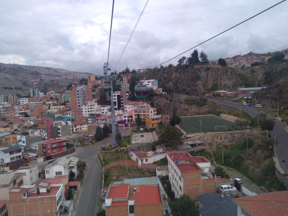  Pohled směrem ke stanici Pata Obrajes (ve směru od stanice Aynacha Obrajes). 