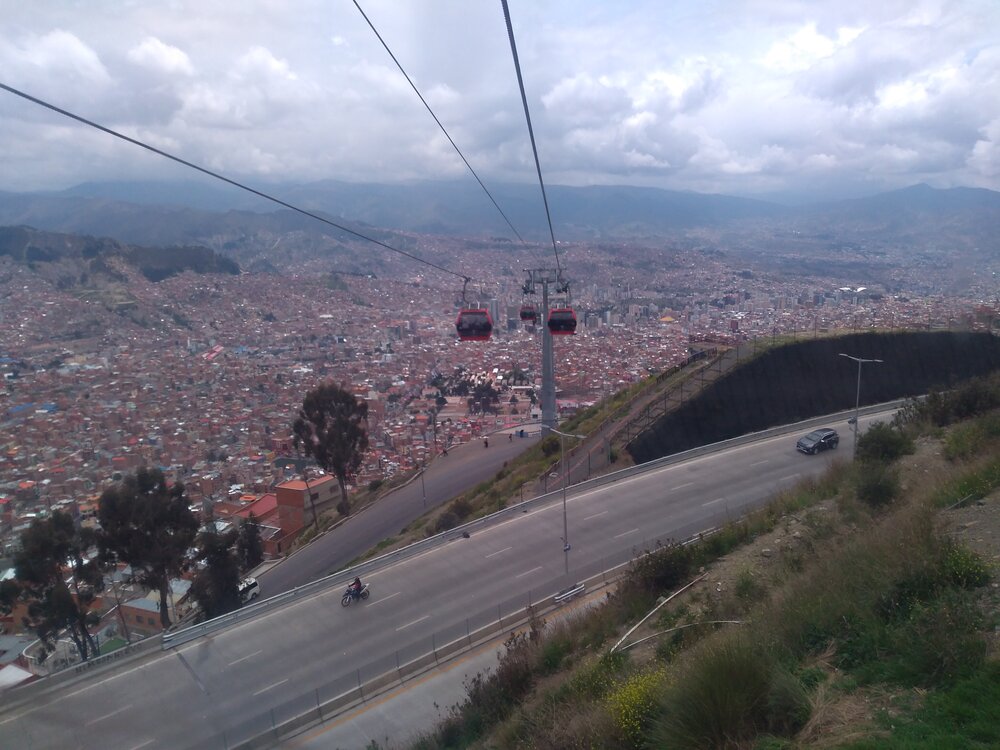  Červená linka při sestupu do La Pazu. 
