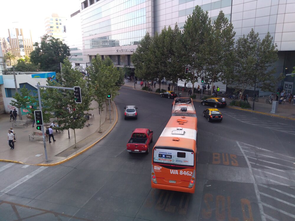 Léta jsou páteří pozemní santiažské MHD autobusy, z nichž některé poměrně silně čoudí. Město předloni spustilo masivní obnovu parku s pomocí elektrobusů, nicméně ty přes centrální části Santiaga příliš nejezdí. Doplňme, že Santiago má největší síť metra v celé Jižní Americe, po nedávných sociálních protestech ale byla infrastruktura některých linek vážně poškozena a některé linky proto načas přestaly jezdit. (foto: -vh-, 7. 1. 2020)