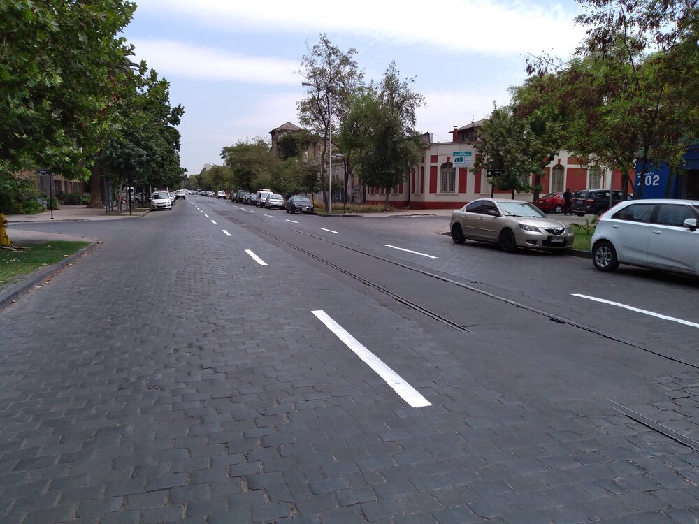 Tramvaje v hlavním městě Chile skončily již před více než 40 lety. Dodnes jsou na řadě ulic k vidění poměrně dobře zachovalé koleje. (foto: -vh-, 8. 1. 2020)