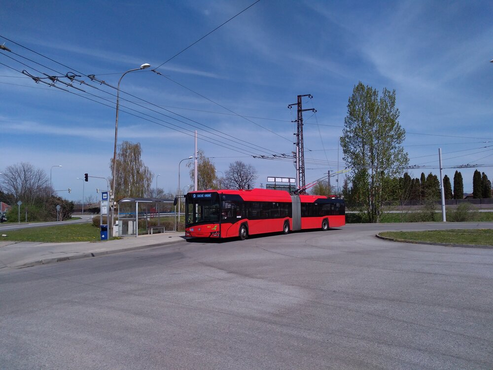 Trolejbus linky č. 9 se chystá na odjezd v zastávce České Vrbné. Trolejbusy sem začaly jezdit v roce 2007 a toto o něco málo více než kilometrové prodloužení stálo necelých 25 mil. Kč, jak dosud prozrazuje nedaleká a postupně rezavějící cedule, kterou zatím neznámo proč nikdo neodstranil. Poslední významné rozšíření českobudějovické trolejbusové sítě proběhlo v roce 2012.