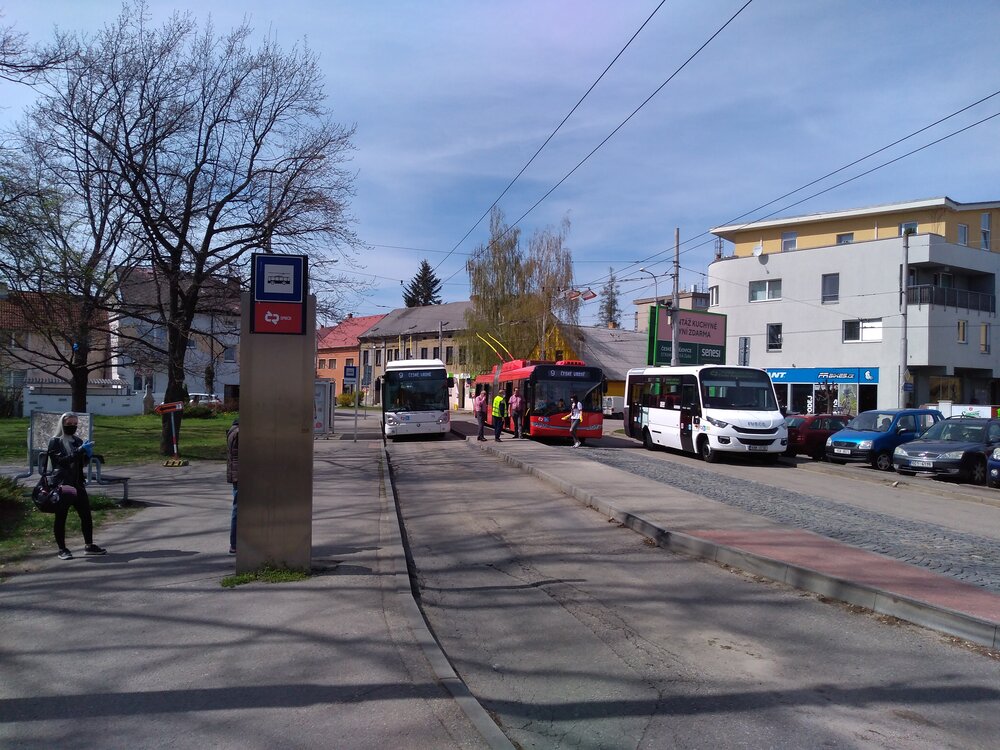 Slabé pokrytí registrují trolejbusy pouze na východní straně města, kde je umístěna jediná točna v Suchém Vrbném, kterou vidíme na snímku.