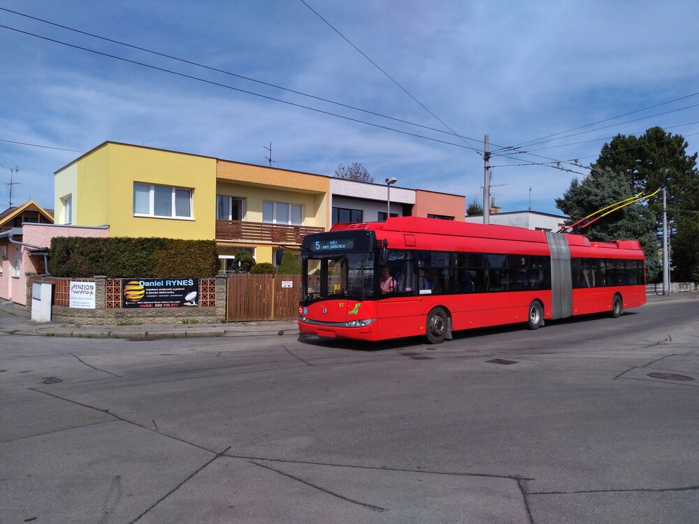 Českobudějovická síť je poměrně rozsáhlá. Na snímku vidíme trolejbus vyjíždějící z točny v Rožnově, tj. z jižního okraje města.
