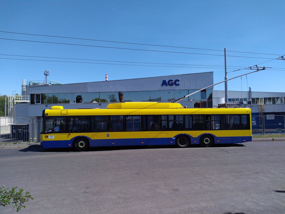 Na západní konečnou Tolstého právě přijela “patnáctka”, která se se svou řidičkou dočkala zasloužené krátké pauzy.