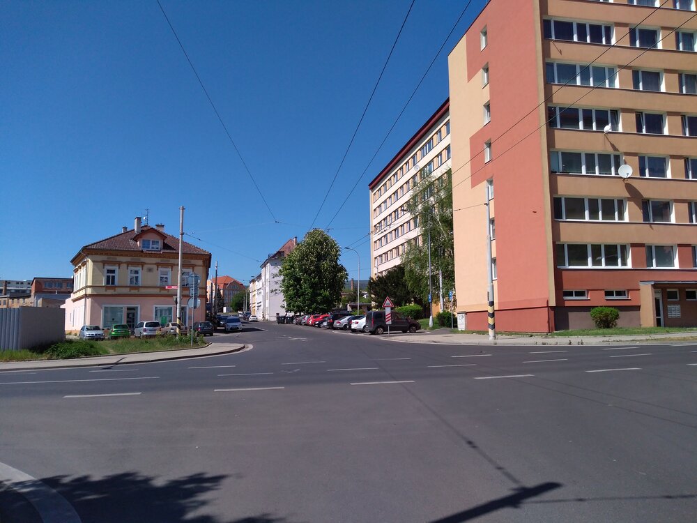  Zde se nacházíme na křižovatce ulice Zemská (směřuje do dáli) s ulicemi Stanová (končí vlevo) a Jana Koziny (končí vpravo). Právě v příčném směru povede zhruba 600 m nových trolejí. 