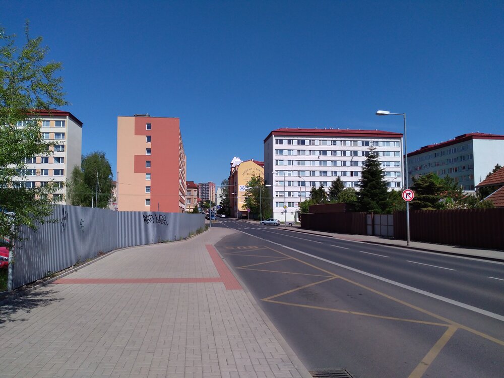  Zde pohled ke křižovatce s ulicí Zemskou. Za křižovatkou už se ulice Stanová mění na ulici Jana Koziny.  
