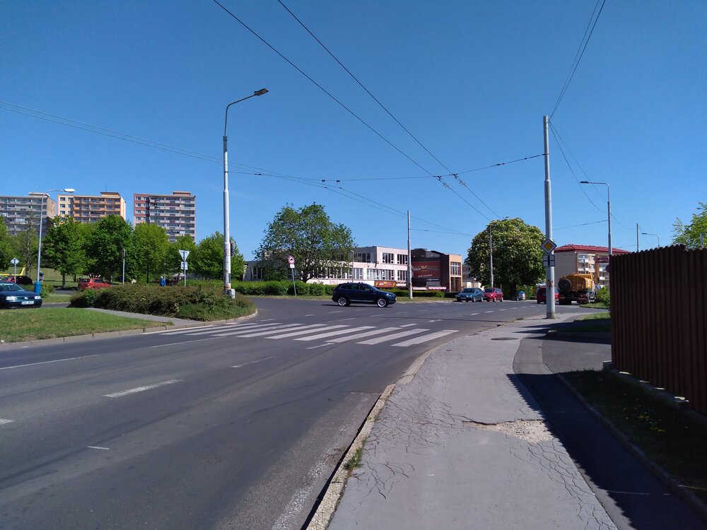  Pokračujeme pohledem ve směru do centra. Vlevo vidíme ulici, po které budou trolejbusy nově jezdit, jedná se o ulici Obránců míru. Vjíždět do ní bude možné z obou směrů ulice Přítkovská (tj. bude zde trolejový trojúhelník). 