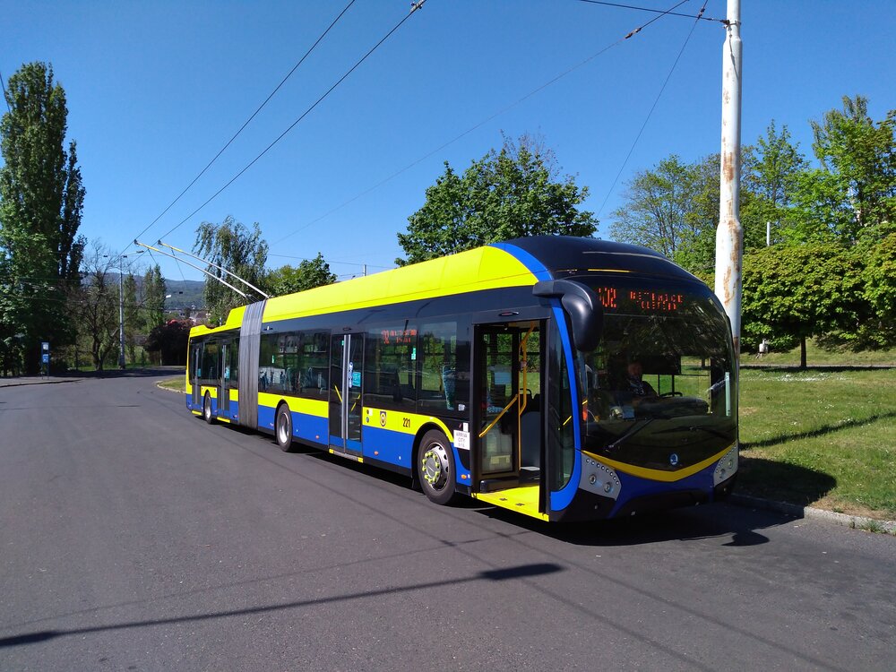 Tento trolejbus (Škoda 33Tr SOR) mají Teplice jen jeden a nutno říci, že mu sluší. Zde jej vidíme na konečné Anger.
