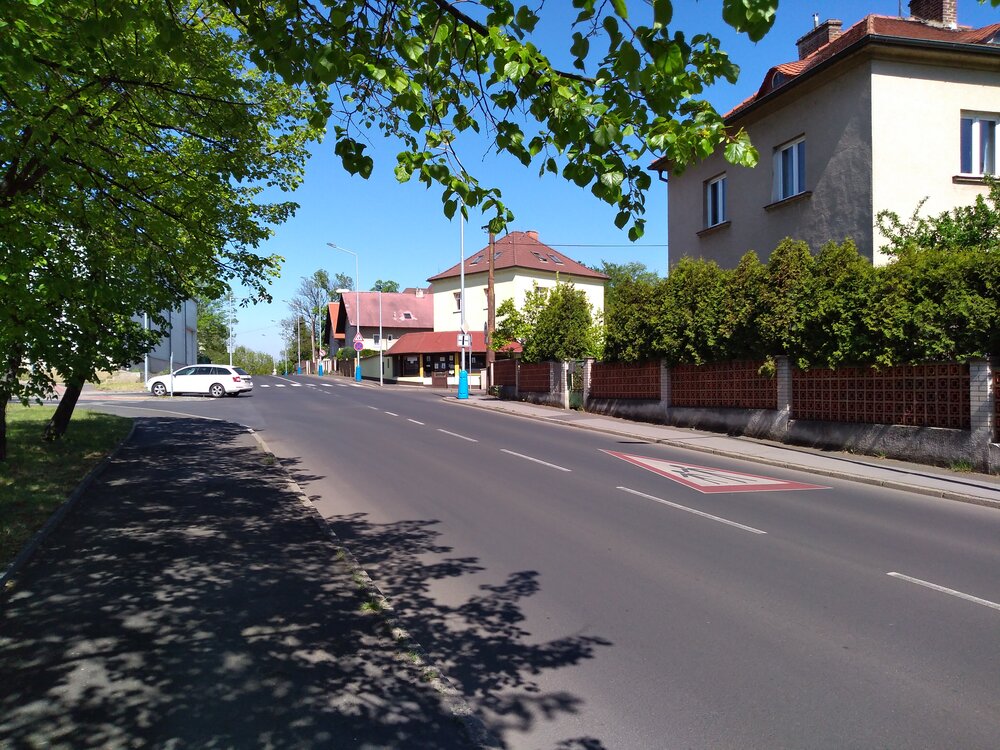  Pohled z ulice Bohosudovská ke křižovatce, tentokrát z opačné strany. Tam, kde vidíme bílé auto, budou trolejbusy zatáčet.  