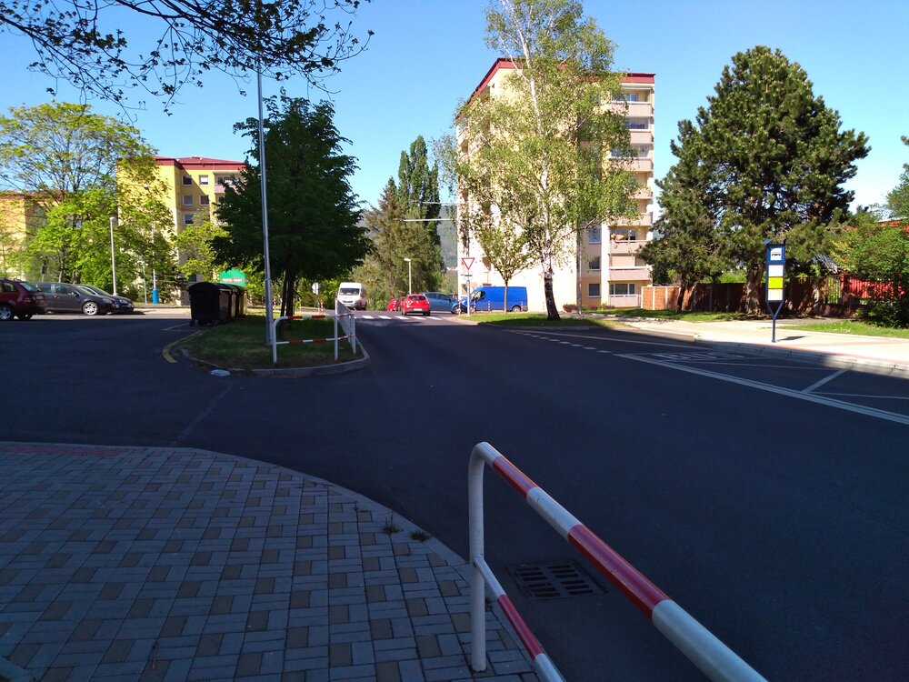  Ulice Maršovská. Trať do ní bude přicházet z levého směru od ulice Obránců míru. 