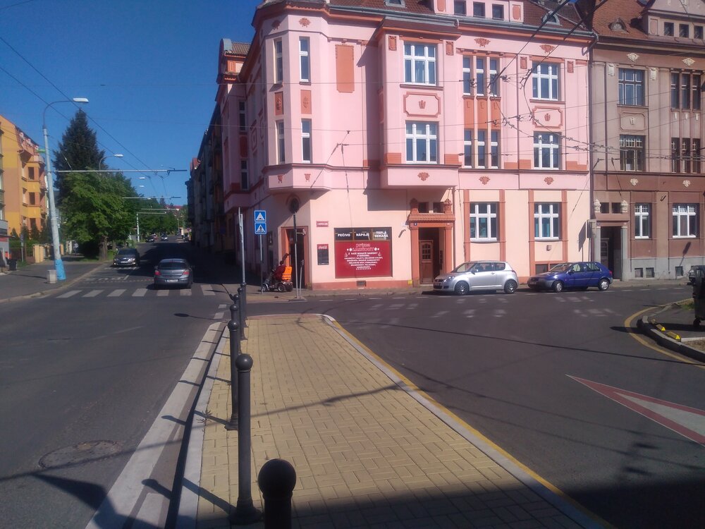  Pohled z konce ulice Jankovcova. Vpravo je ulice U Nových lázní. Z tohoto i dalších snímků je zřejmé, že jsou tratě v obou ulicích nepropojené.  