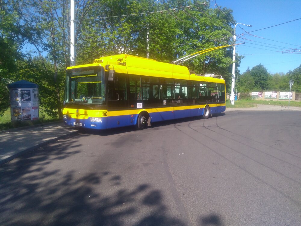 I tento trolejbus byl zachycen ve fázi odpočinku, a to pod Doubravskou horou. Jeho řidič právě čistil interiér.