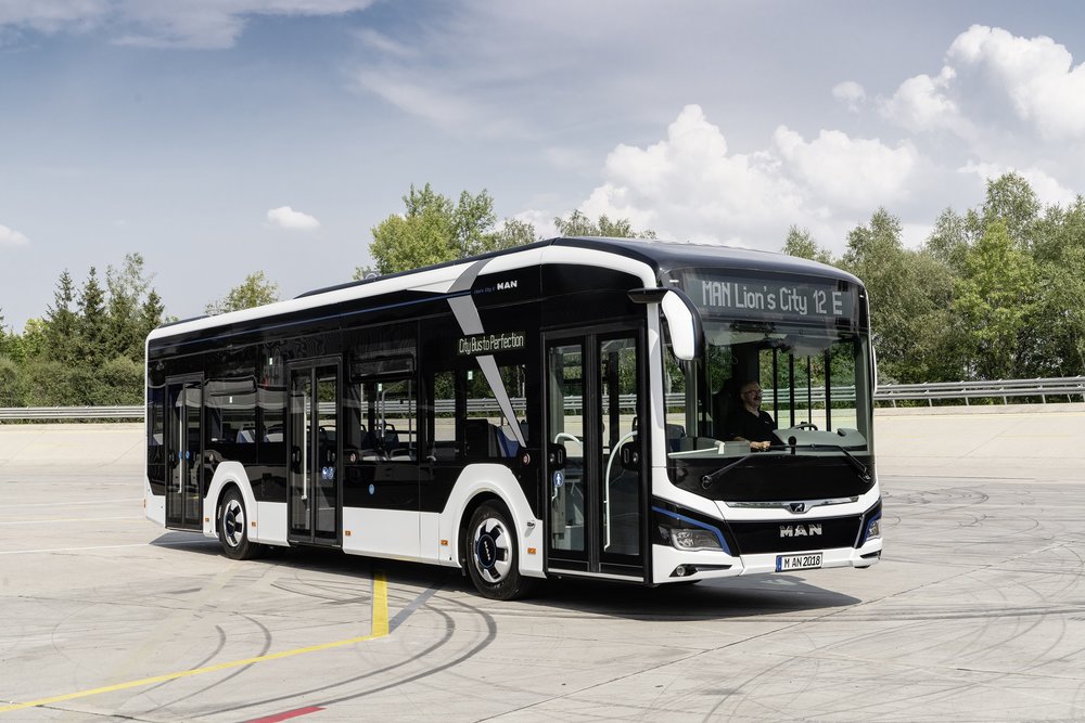 Elektrobus MAN Lion’s City 12 E na propagační fotografii výrobce. (foto: MAN Truck & Bus)