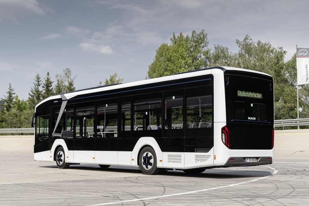 Pohled zezadu na nový elektrobus od MANu. (foto: MAN Truck & Bus)