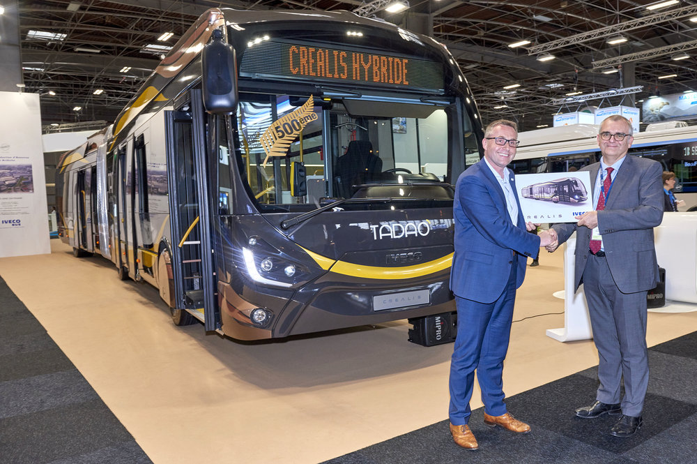Symbolické předání 500. vyrobeného autobusu Crealis. (foto: Iveco Bus)