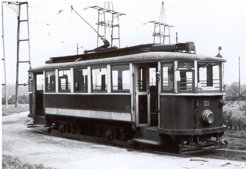 Vůz ev. č. 55 z roku 1933 byl prakticky identický s vozidly dodávanými do Prahy. Na snímku je na staré konečné ve Skvrňanech. (zdroj: www.plzensketramvaje.cz; foto: J. Titz, sbírka: J. Hertl) 