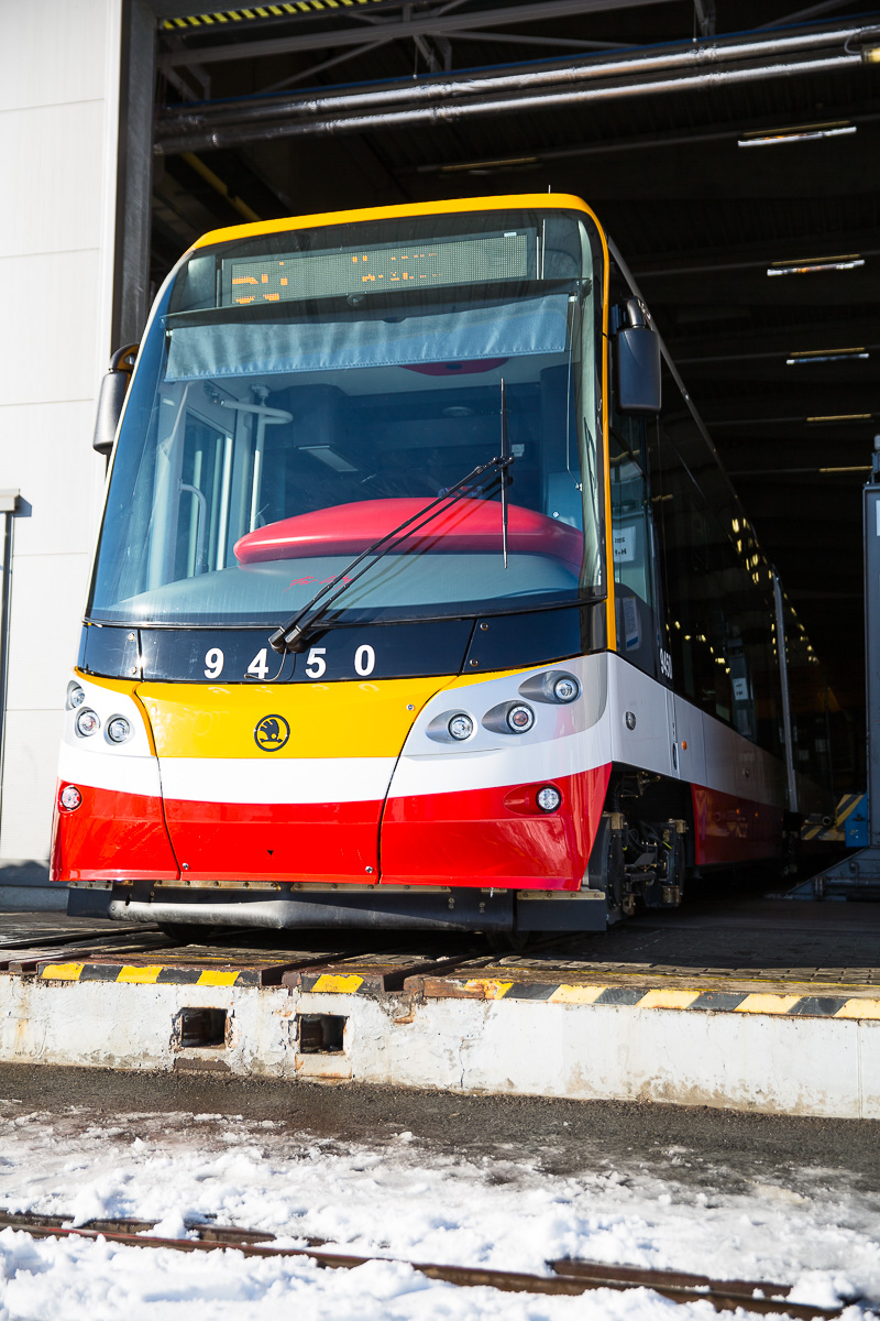 Tramvaj Škoda 15T ev. č. 9450 je poslední - 250. - tramvají ForCity Alfa dodanou do Prahy. (foto: Škoda Transportation)