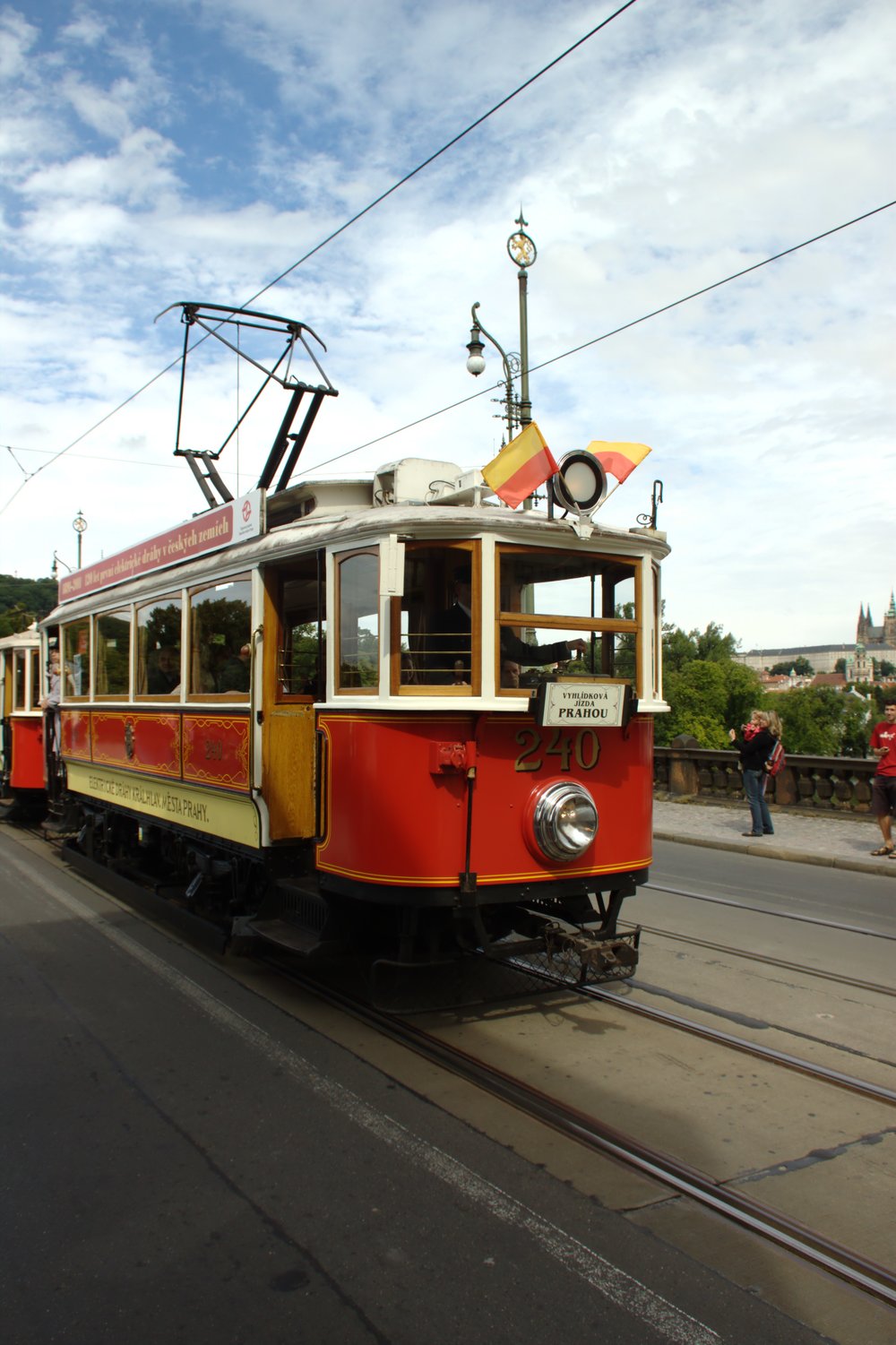 Vůz ev. č. 240 byl v roce 1908 dodán do Prahy, odkud zamířil v roce 1952 do Plzně (zde pod ev. č. 73). Na západě Čech byla tramvaj v provozu s cestujícími do roku 1959, poté byla ještě služební. V roce 1974 zamířila zpět do Prahy, kde dnes po opravě slouží ke komerčním jízdám. (zdroj: Wikipedia.org)