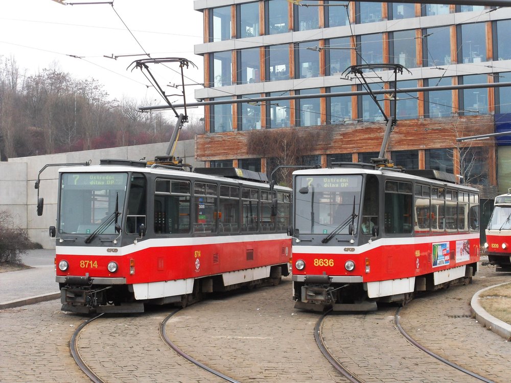 Dvojice tramvají typu T6A5 na smyčce Radlická v Praze dne 27. 2. 2011. (zdroj: Wikipedia.org, foto: Harold)