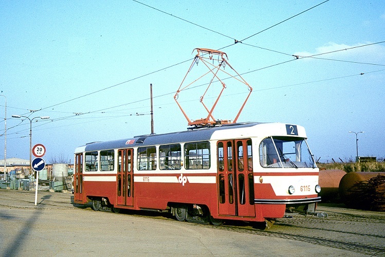 Stejný nezvyklý lak měl po celkové opravě také vůz ev. č. 6102. S vozem 6115 na snímku tvořil soupravu. (foto: Tomáš Dvořák)