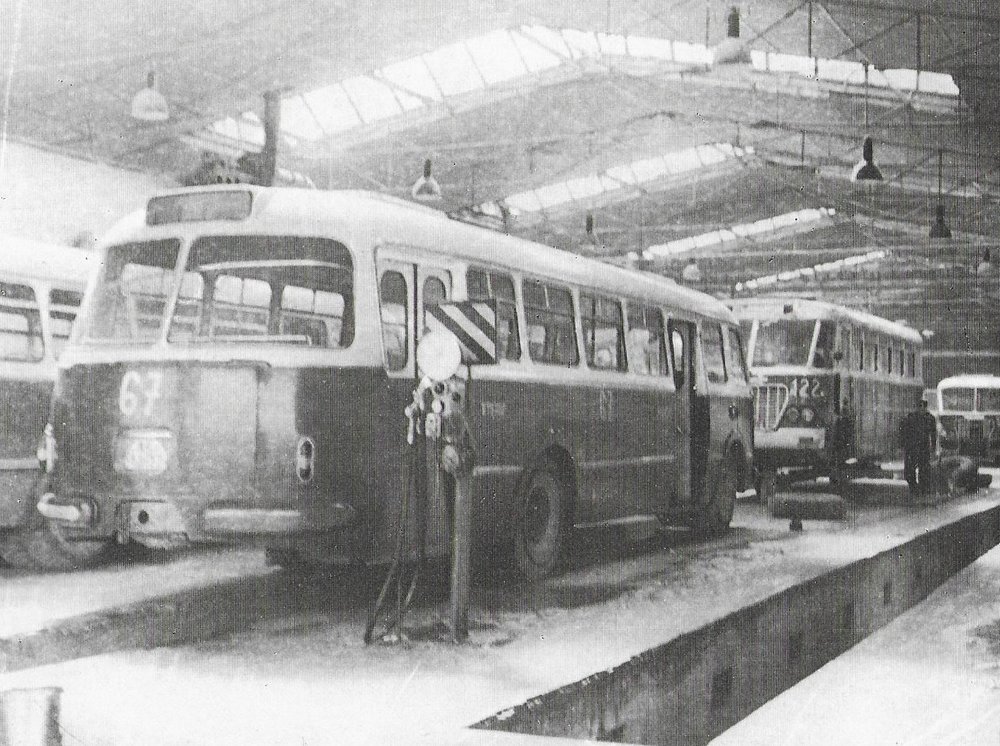 Autobus Škoda 706 RTO ev. č. 67 v dílně. Vůz byl vyroben v roce 1960 a patřil tak mezi první košické vozy RTO. V provozu se udržel až do roku 1973. V pozadí vidíme autobus Ikarus 620 ev. č. 122. (foto: DPMK)